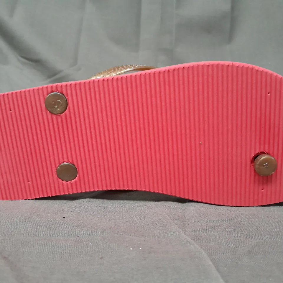 BOX OF APPROXIMATELY 20 PAIRS OF DESIGNER FLIP FLOPS IN PINK - VARIOUS SIZES