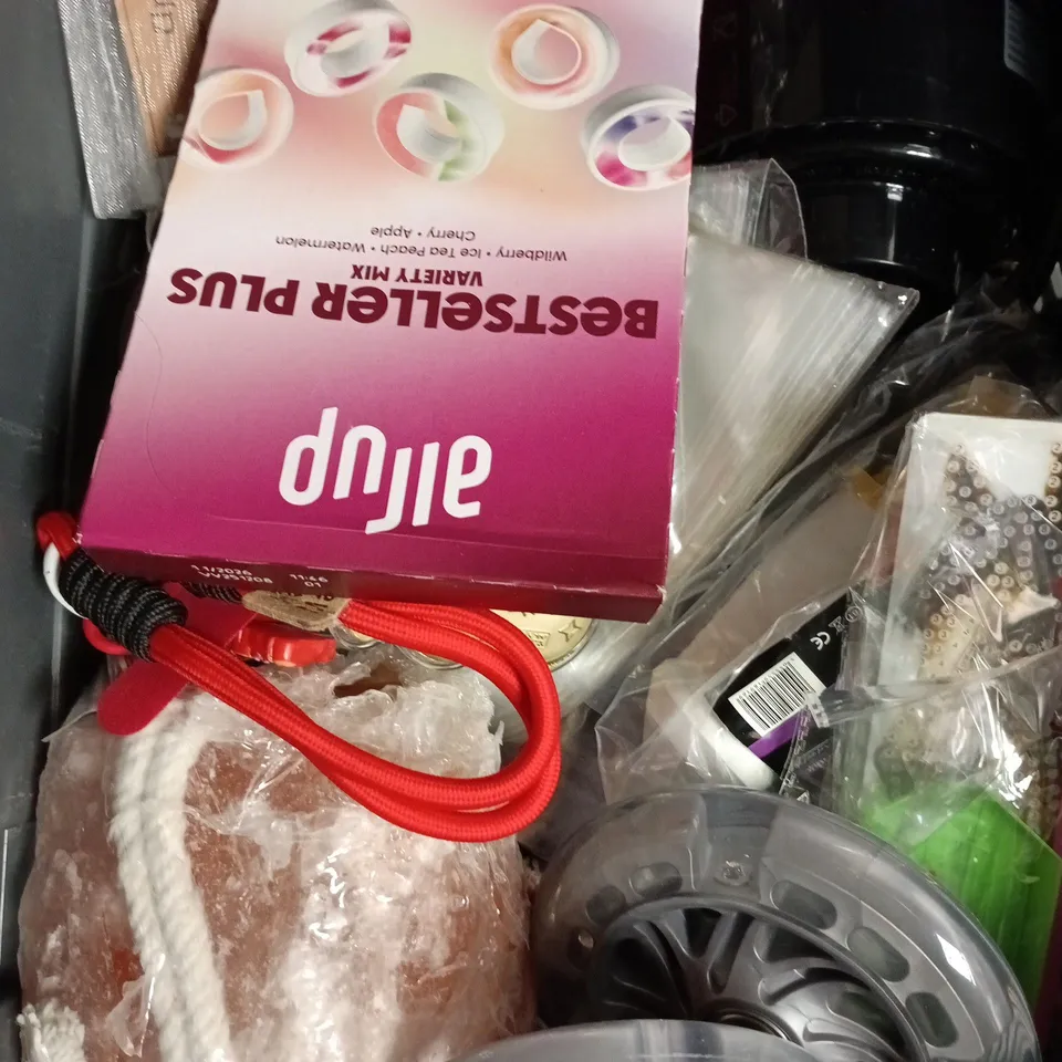 APPROXIMATELY 15 ASSORTED HOUSEHOLD ITEMS TO INCLUDE PADLOCK, AIR UP VARIETY MIX, PAINT BRUSH ETC 