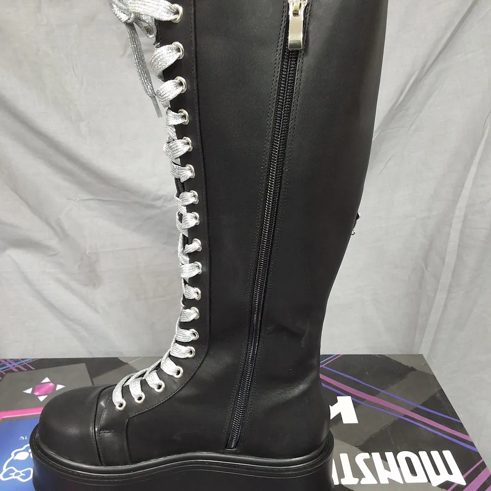 BOXED KOI FRANKIE STEIN FIRECRACKER LONG PLATFORM BOOTS IN GREEN - UK 5