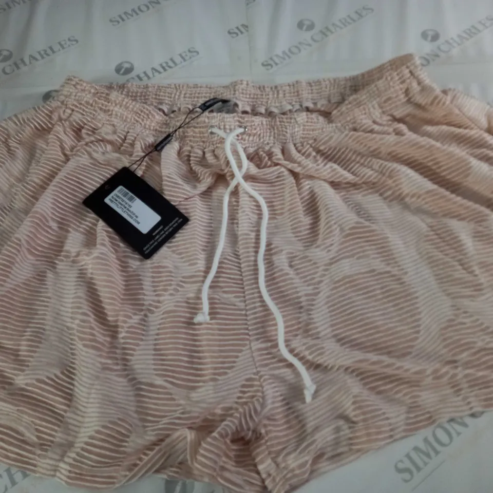 PRETTYLITTLETHING PLUS CREAM TEXTURED FLOATY SHORTS - UK 22