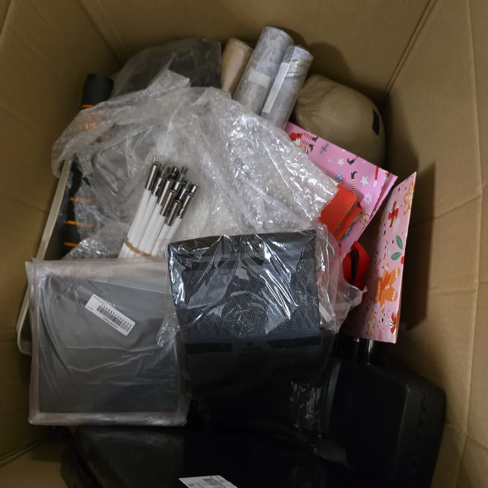 BOX OF APPROXIMATELY 12 ASSORTED HOUSEHOLD ITEMS TO INCLUDE - NUTRICHEF TRAYS - BABY INFLATABLE TUB - HOLY SHAKER - ETC