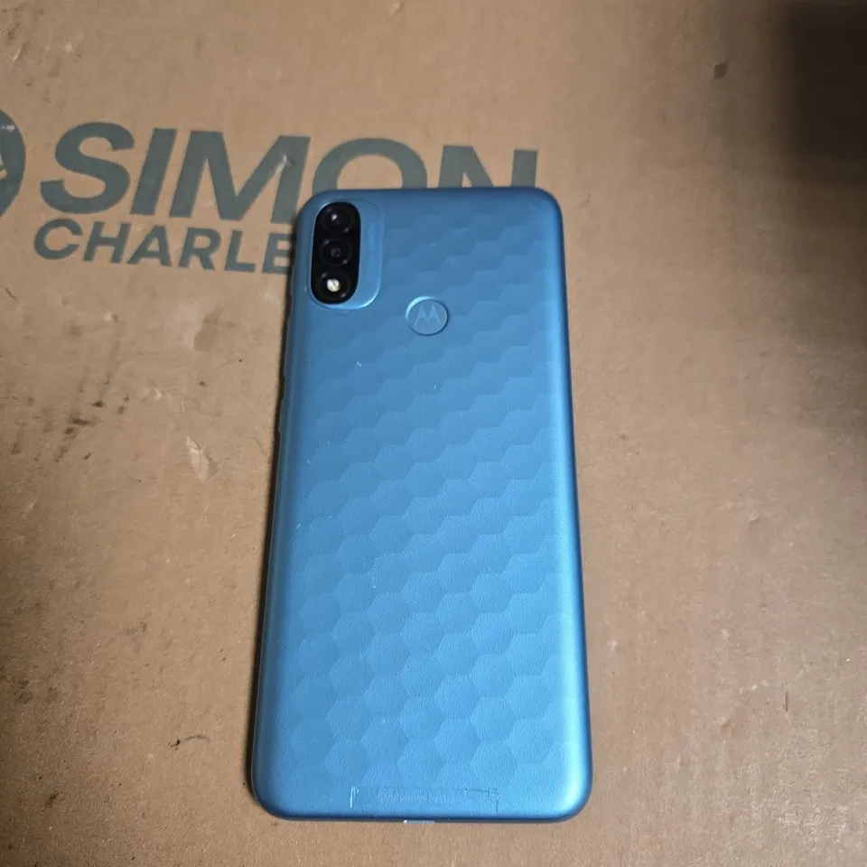 Motorola Smartphone – Blue hex-pattern back, cracked front screen 