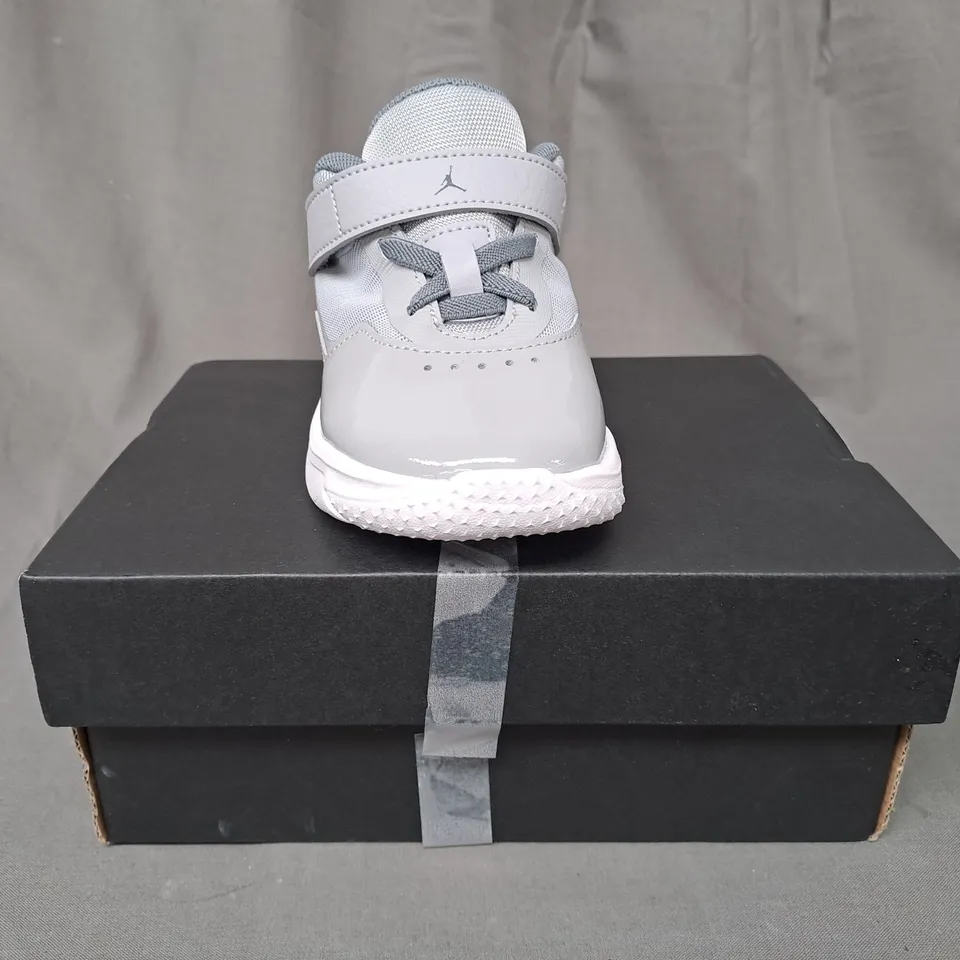 BOXED PAIR OF NIKE JORDAN STAY LOYAL 3 KIDS SHOES IN GREY UK SIZE 7.5