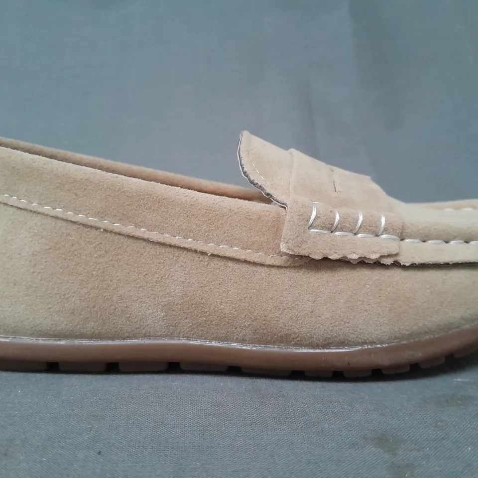 BOXED PAIR OF DESIGNER KID'S LOAFERS IN SAND EU SIZE 29