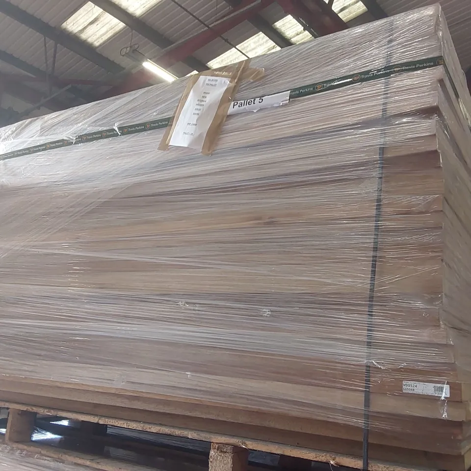 PALLET CONTAINING A VERY LARGE QUANTITY OF ASSORTED DOORS