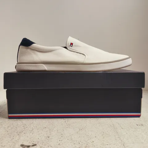 BOXED PAIR OF TOMMY HILFIGER ICONIC SLIP-ON SHOES IN WHITE SIZE UK 8