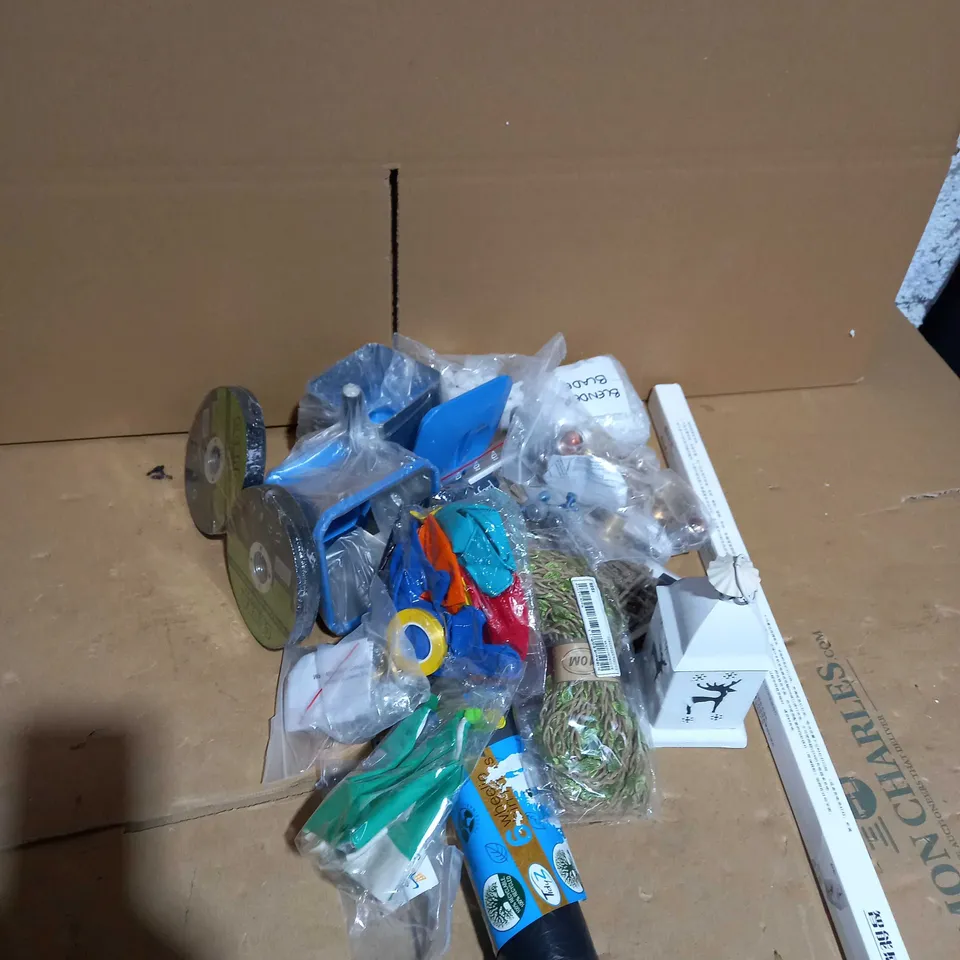 LOT OF ASSORTED HOUSEHOLD ITEMS 