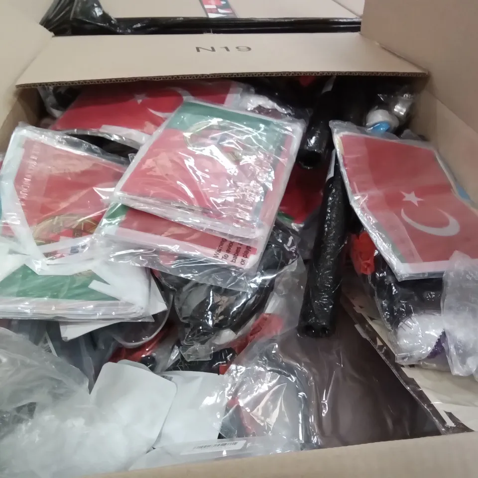 PALLET OF ASSORTED ITEMS INCLUDING WORLD FLAGS SET, FLORAL WALL DECOR, VAHDAM HERBAL TEA SET, HALLOWEEN BALLOON SET, YOINS BLUE TOP