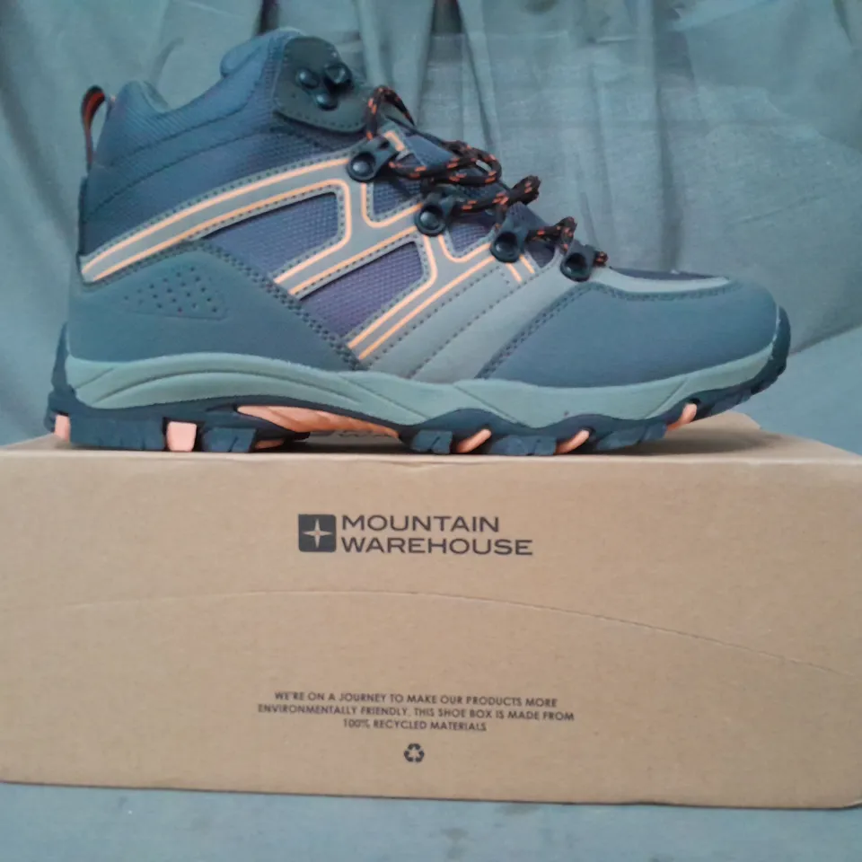 BOXED PAIR OF MOUNTAIN WAREHOUSE OSCAR 2 KID'S WALKING BOOTS IN GREY/ORANGE UK SIZE 5