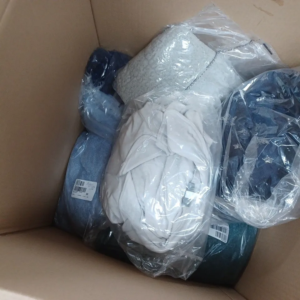 LARGE QUANTITY OF ASSORTED CLOTHING TO INCLUDE HOODIES, PJ SET, ROBE, ETC