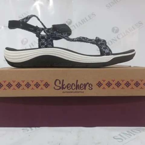BOXED PAIR OF SKECHERS OPEN TOE STRAPPY SANDALS SIZE 7