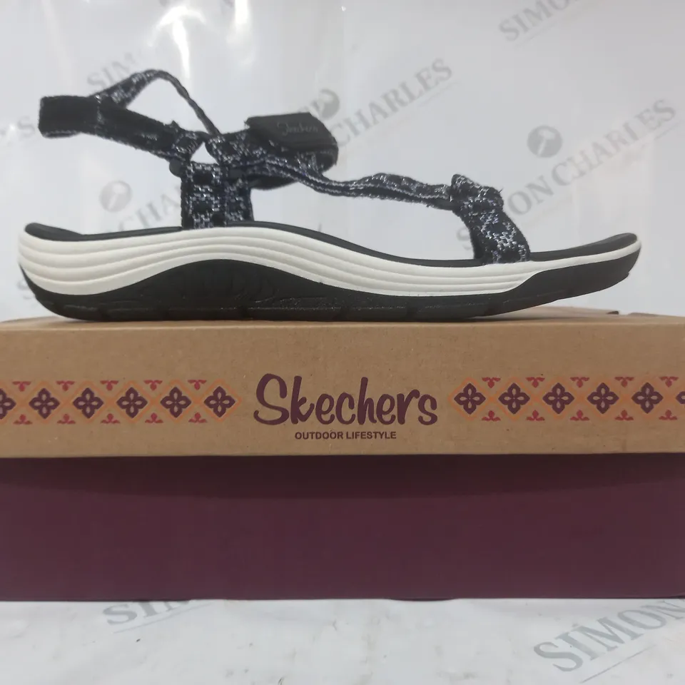 BOXED PAIR OF SKECHERS OPEN TOE STRAPPY SANDALS SIZE 7