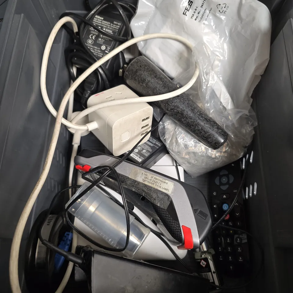 APPROXIMATELY 10 ASSORTED HOUSEHOLD ITEMS TO INCLUDE - AMTECH DRILL BIT SET - GOLF BALLS - CABLES - ETC
