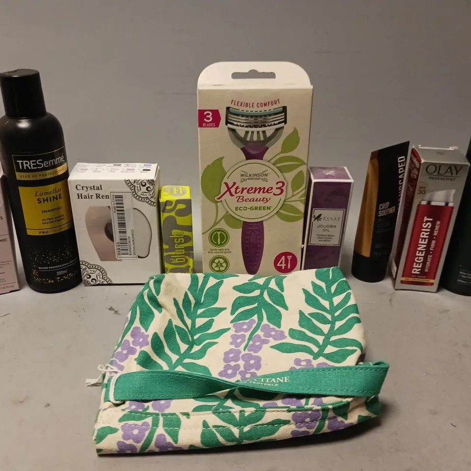 APPROXIMATELY 20 ASSORTED COSMETIC PRODUCTS TO INCLUDE WILKINSONS RAZOR, MANUAL POWER SHAMPOO, AND MADE BY MITCHELL BLUSH ETC. 