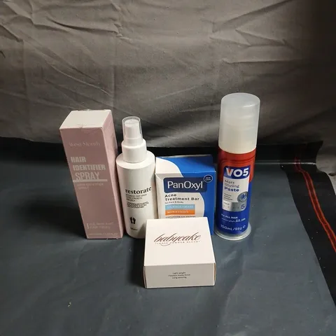 APPROXIMATELY 20 ASSORTED COSMETIC ITEMS TO INCLUDE POWDER BLUSH, ACNE TREATMENT BAR, VO5, HAIR IDENTIFIER SPRAY ETC