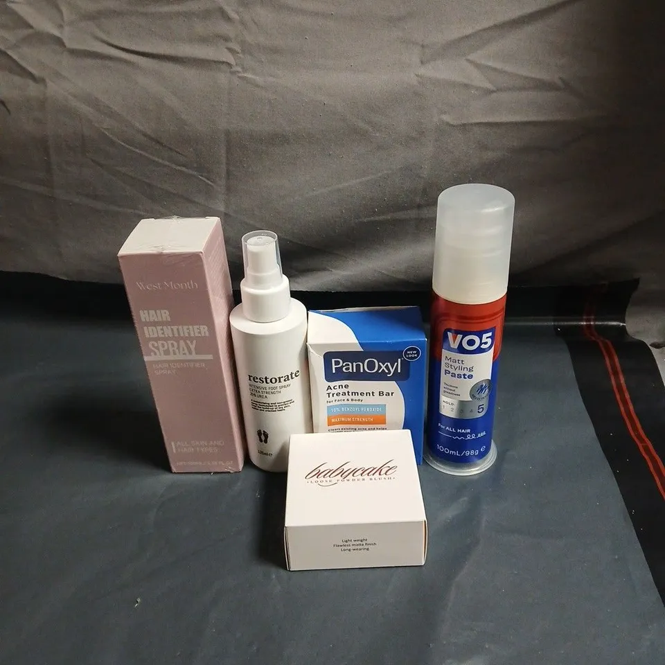 APPROXIMATELY 20 ASSORTED COSMETIC ITEMS TO INCLUDE POWDER BLUSH, ACNE TREATMENT BAR, VO5, HAIR IDENTIFIER SPRAY ETC