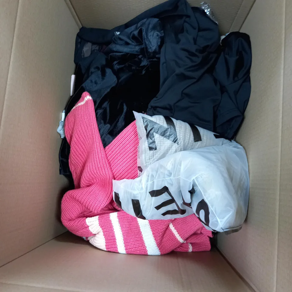 BOX OF APPROX 20 ASSORTED CLOTHING ITEMS TO INCLUDE JEANS, JOGGERS, FLORAL TOP, ETC. 