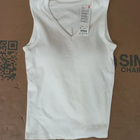 UNIQLO WOMEN'S V-NECK BRA TOP IN WHITE SIZE MEDIUM