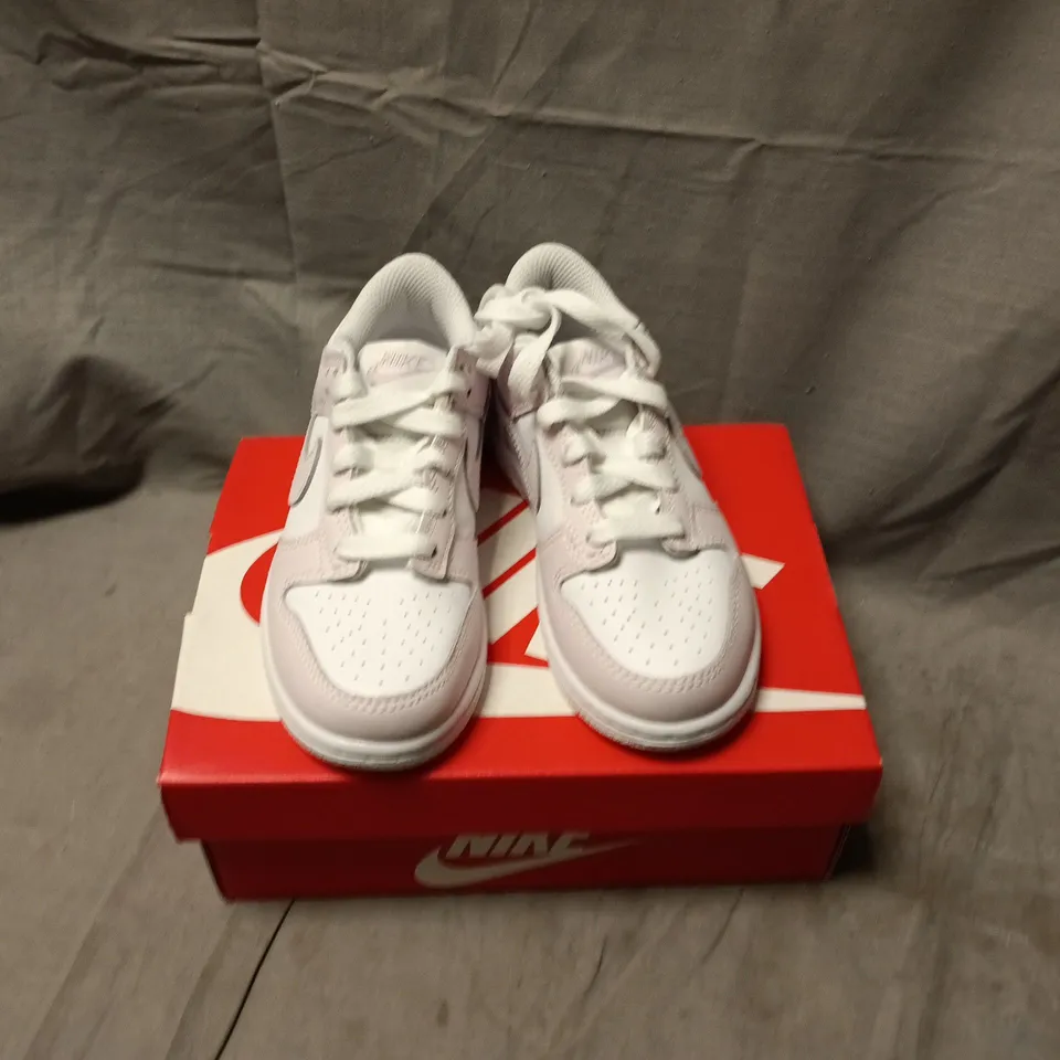 BOXED PAIR OF NIKE DUNK LOW KIDS TRAINERS IN WHITE/PINK - UK 10.5