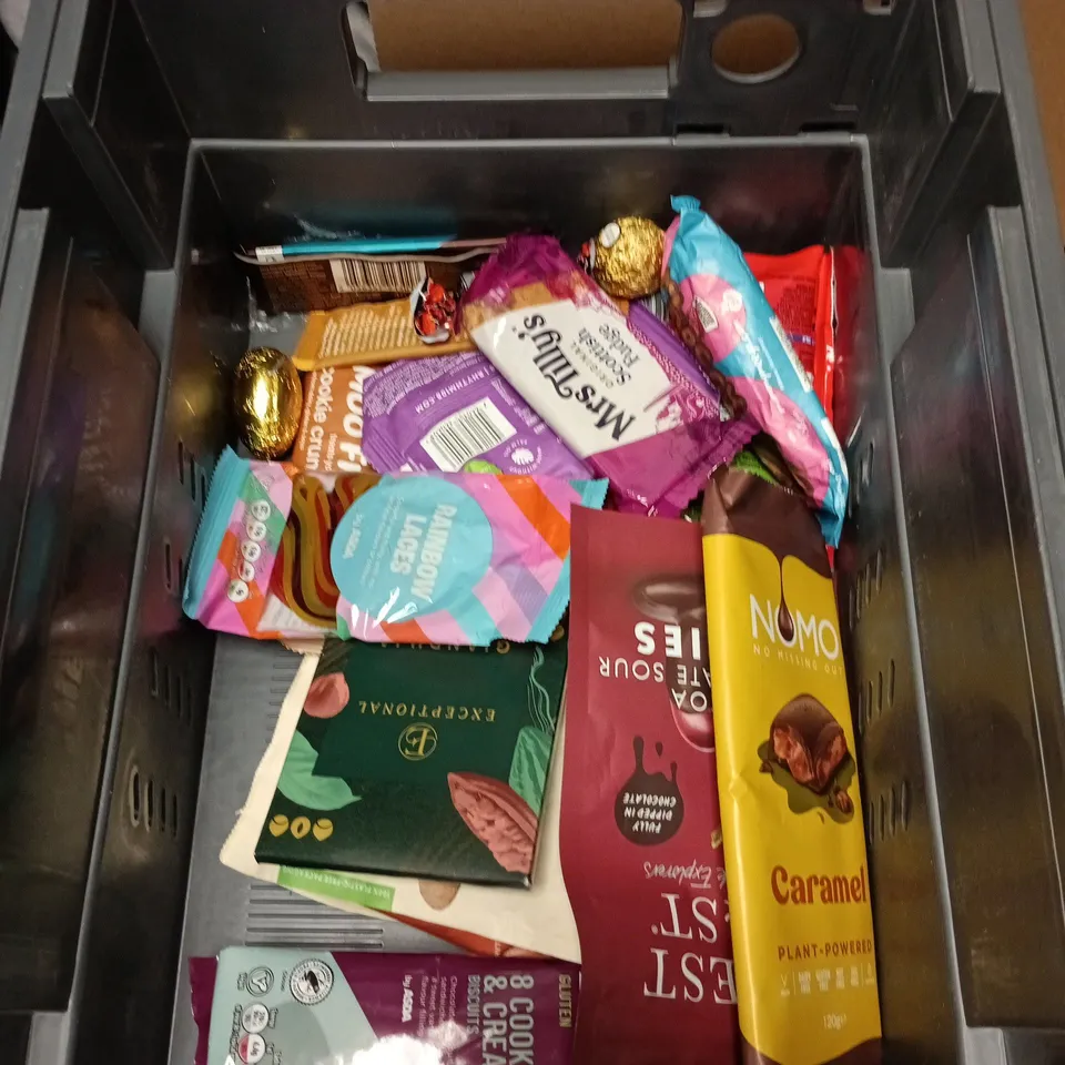APPROXIMATELY 20 ASSORTED SWEETS AND CHOCOLATE ITEMS TO INCLUDE - AERO CHOCO CARAMEL CHOCOLATE BAR, WALKER'S SHORTBREAD HIGHLANDERS AND MRS TILLY'S SCOTTISH FUDGE