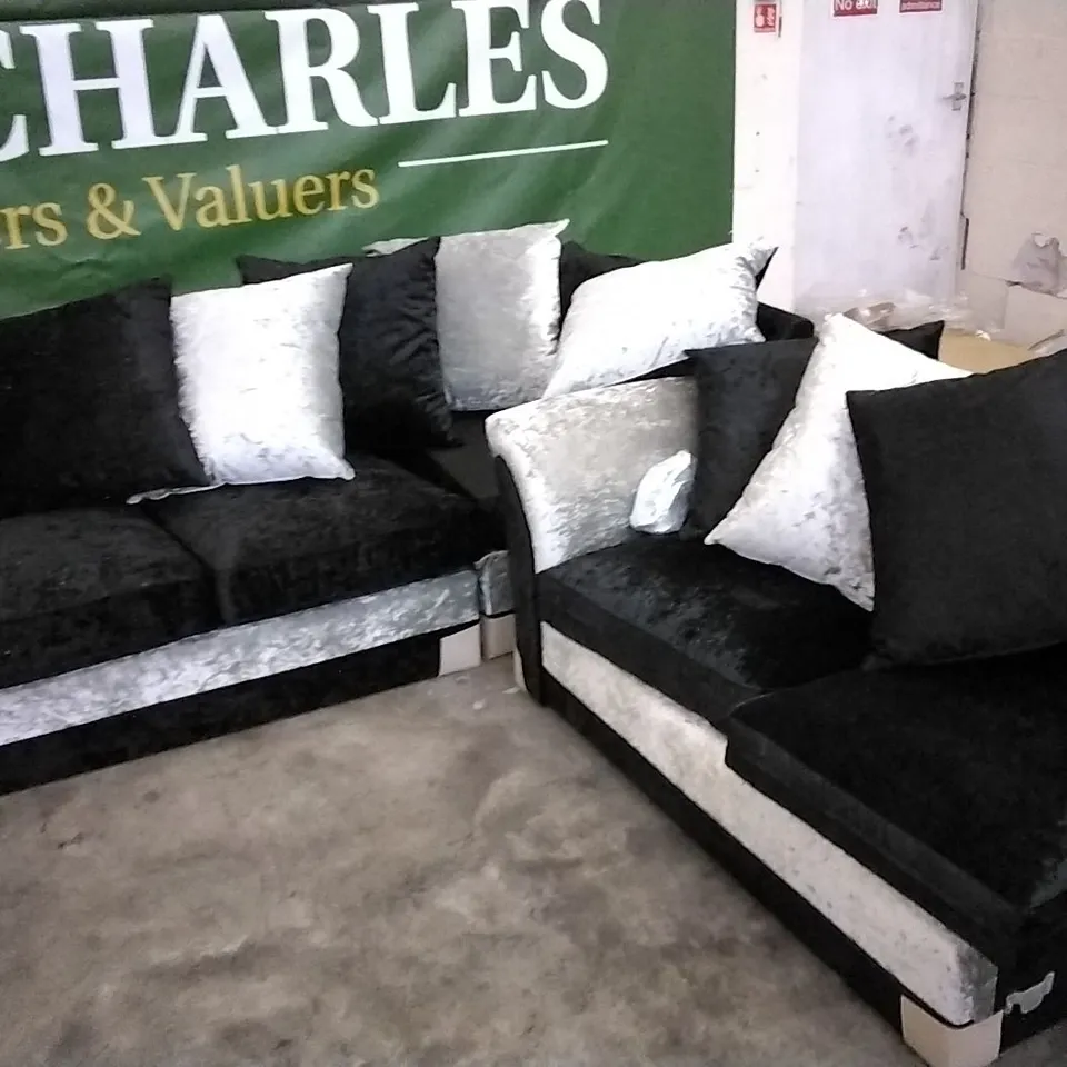 QUALITY DESIGNER PLUSH SILVER AND BLACK L SHAPED CORNER SOFA GROUP WITH SCATTERBACK CUSHIONS