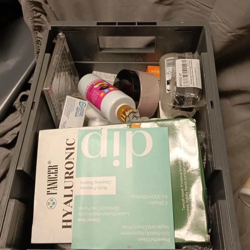 APPROXIMATELY 20 ASSORTED HEALTH AND BEAUTY ITEMS INCLUDING AVON DELIGHTFULL MASCARA, ALLURE SHOWER STEAMERS AROMATHERAPY AND JOHN FREIDA HIGHLIGHT ACTIVATING FOR BLONDES