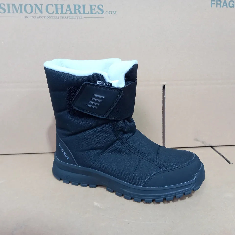 PAIR OF SIZE 7 QUECHUA BLACK BOOTS