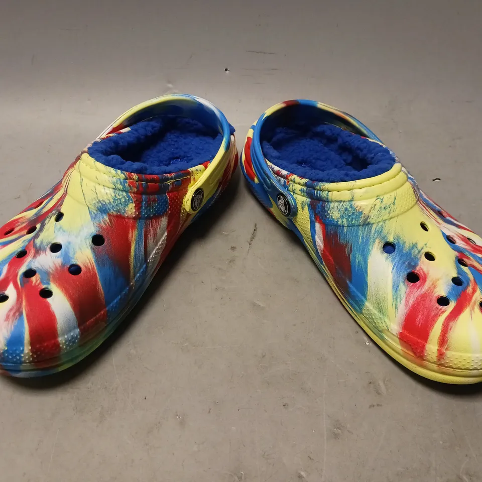 PAIR OF CROCS CLASSIC LINED MARBLED CLOGS IN MULTICOLOUR UK SIZE J4