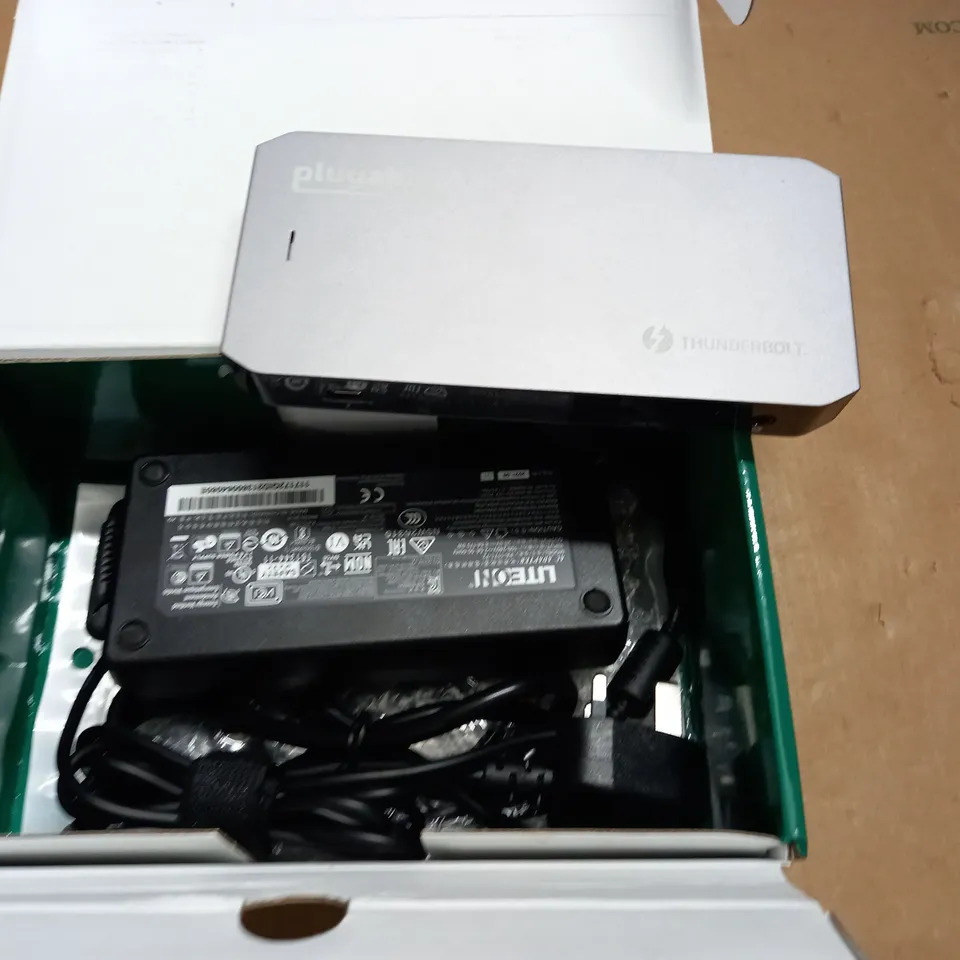 BOXED PLUGGABLE THUNDERBOLT 3 AND USB-C DOCKING STATION