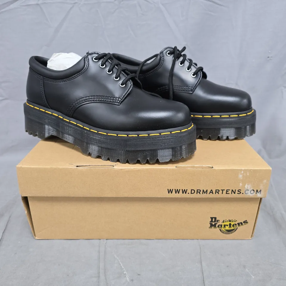 BOXED PAIR OF DR MARTENS 8053 QUAD SHOES IN BLACK SIZE UK 8
