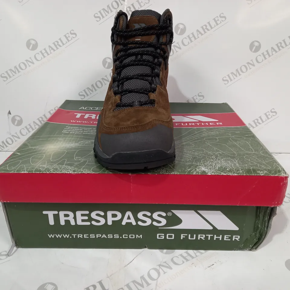 BOXED PAIR OF TRESPASS TRES-TEX BOOTS IN BROWN UK SIZE 10