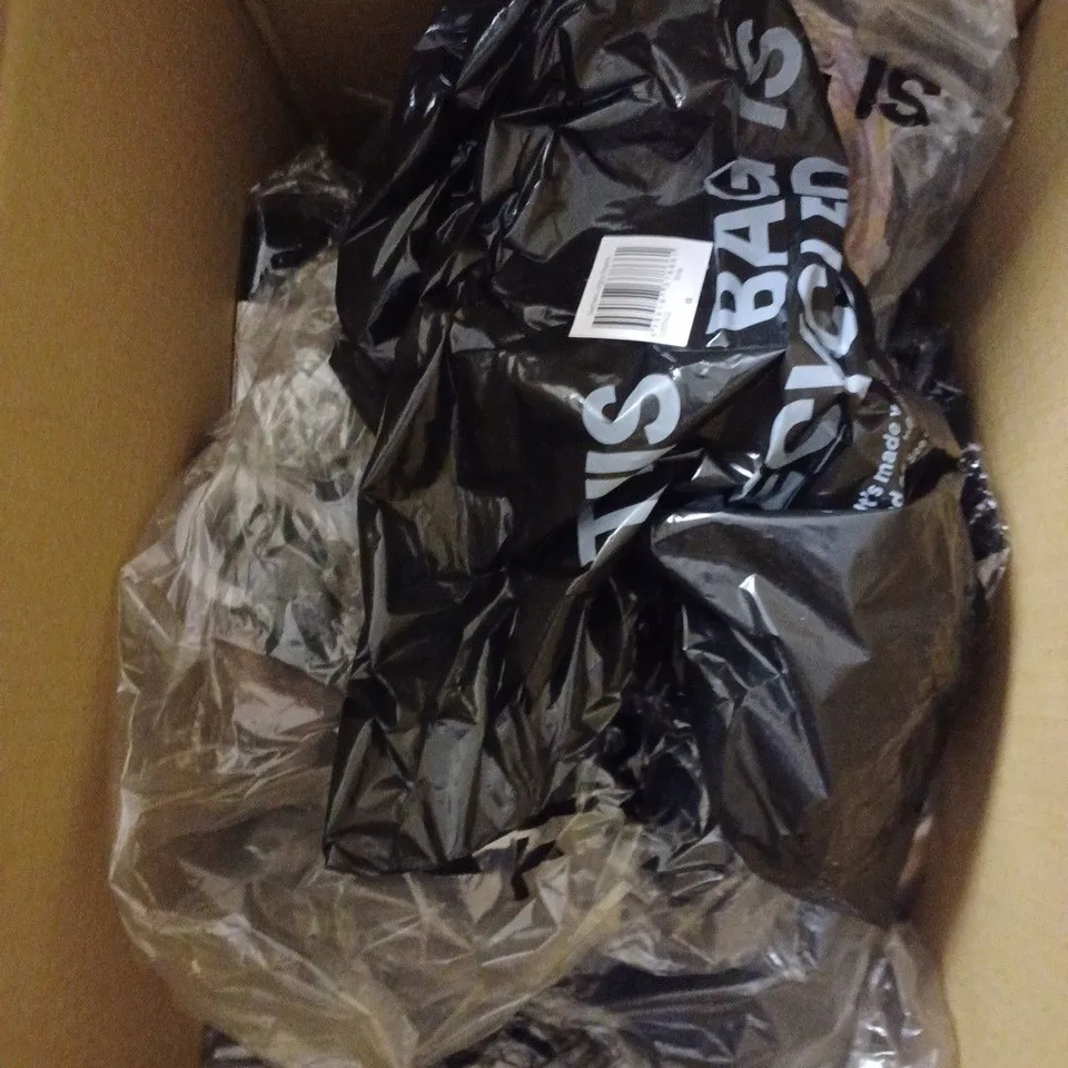BOX OF APPROXIMATELY 15 ASSORTED CLOTHING PRODUCTS IN VARIOUS BRANDS & SIZES TO INCLUDE JUMPERS, TROUSERS, T-SHIRTS ETC