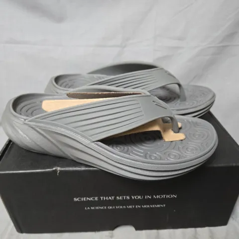 BOXED VIONIC MONSTER TIDE RX SANDALS IN CHARCOAL - SIZE 4