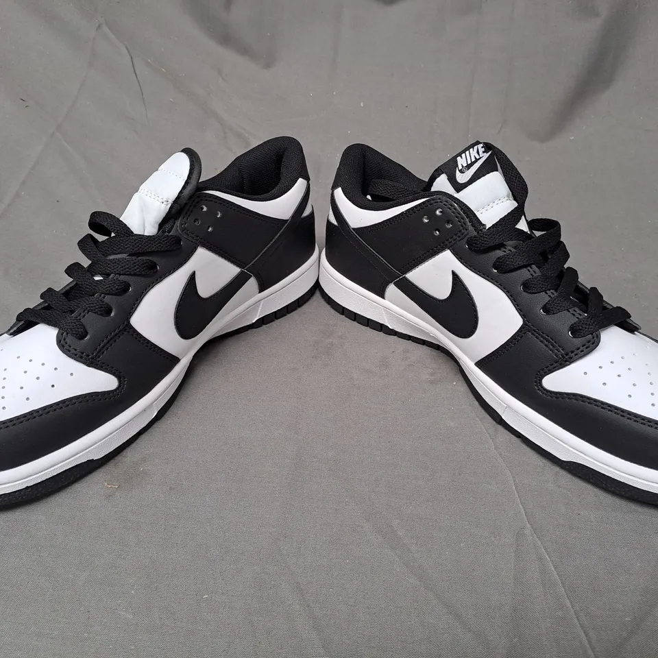 PAIR OF NIKE TRAINERS IN BLACK/WHITE UK SIZE 8.5