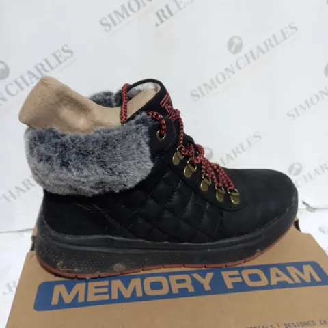 BOXED PAIR OF SKECHERS BOBS SKIPPER WAVE DIAMOND QUILTS BOOTS IN BLACK SIZE 5
