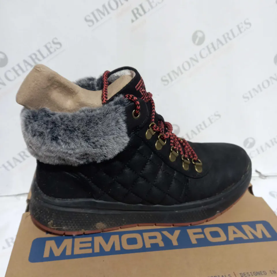 BOXED PAIR OF SKECHERS BOBS SKIPPER WAVE DIAMOND QUILTS BOOTS IN BLACK SIZE 5