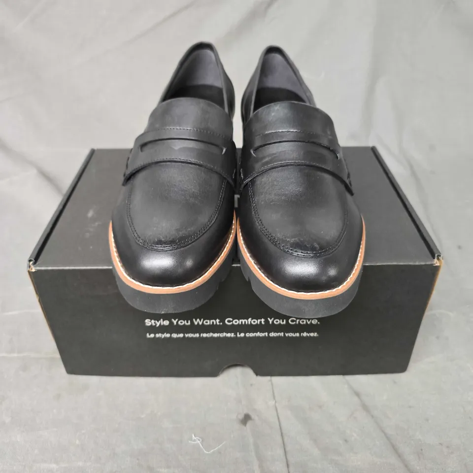 BOXED PAIR OF VIONIC CHERYL NAPPA SHOES IN BLACK - 6