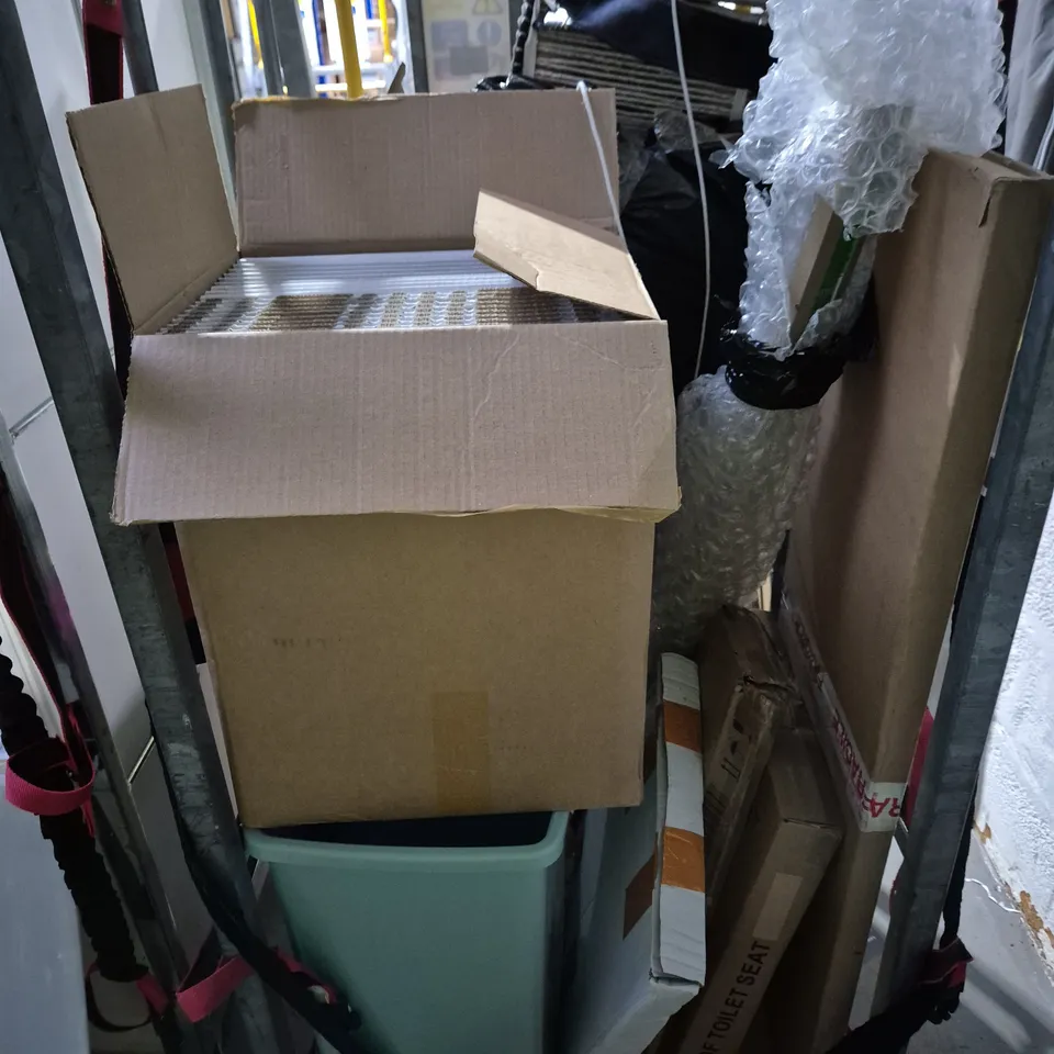 CAGE OF APPROXIMATELY 12 ASSORTED HOUSEHOLD ITEMS TO INCLUDE - TOILET SEATS - BLUE ROLL AND DISPENSER - POSTAL BOXES - COLLECTION ONLY