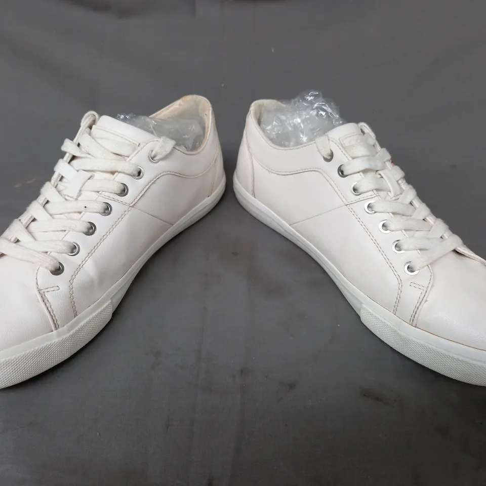 BOXED PAIR OF LEVI'S SHOES IN CREAM UK SIZE 7.5