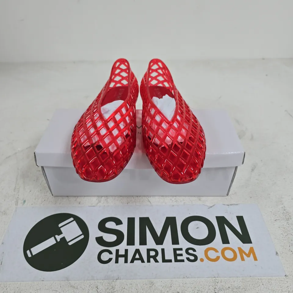 BOXED PAIR OF ROCHA SHOES IN RED - UK 7