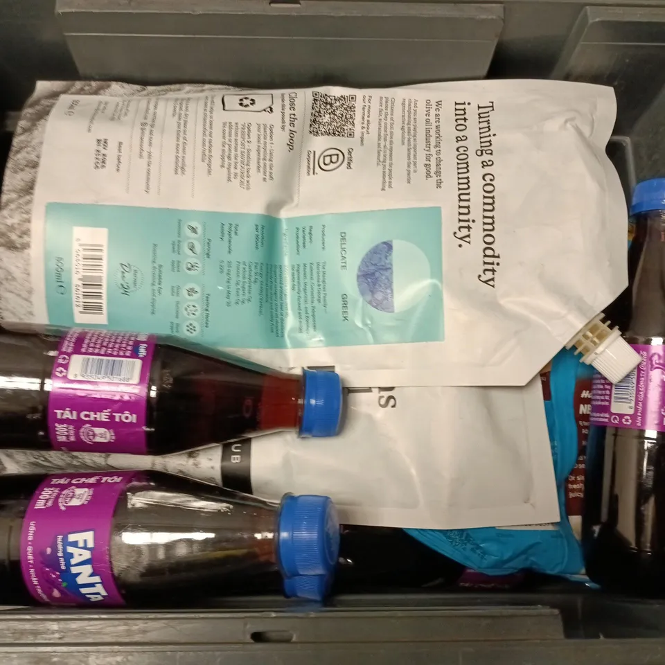 APPROXIMATELY 12 ASSORTED FOOD & DRINK ITEMS TO INCLUDE CITIZENS OF SOIL OLIVE OIL, FANTA GRAPE, KINDER CHOCOLATE, ETC - COLLECTION ONLY