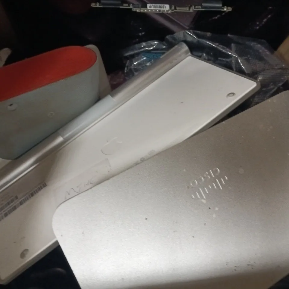 BOX OF APPROXIMATELY 10 ASSORTED ELECTRICAL ITEMS TO INCLUDE NINTENDO SWITCH JOYCONS, APPLE KAYBOARD, ETC