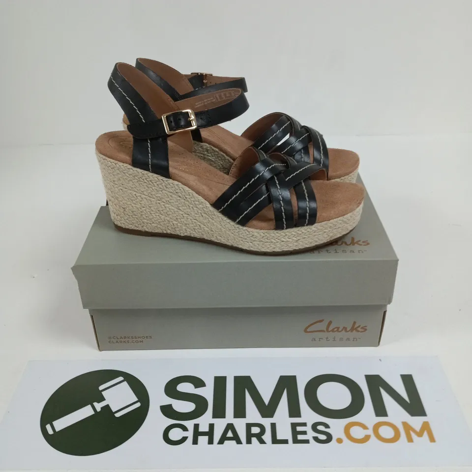 BOXED PAIR OF ARTISAN SABINA STRAP SANDALS IN BLACK LEATHER - UK 6