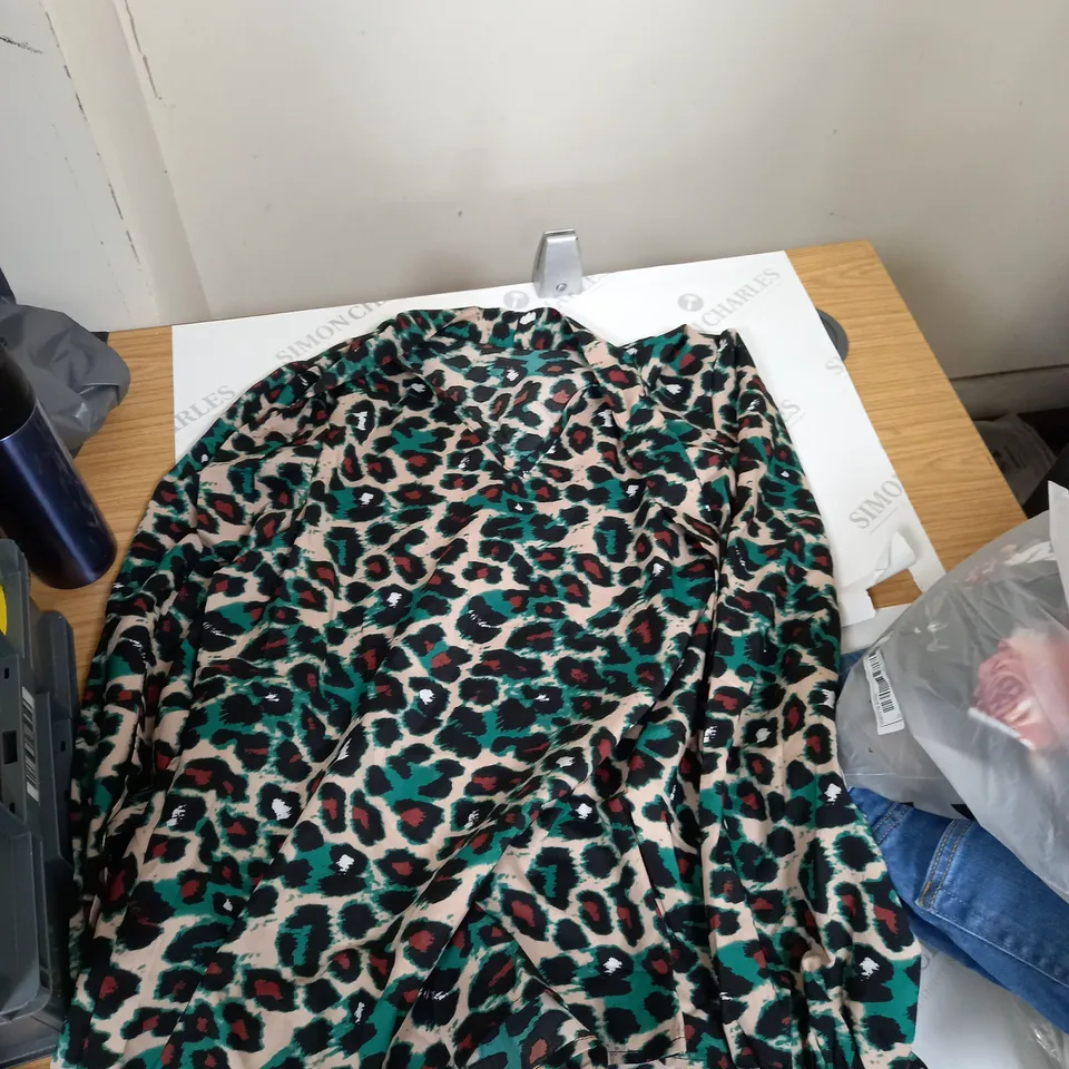 BOX OF ASSORTED CLOTHING ITEMS TO INCLUDE DRESSES, COATS, TOPS, SOCKS ETC