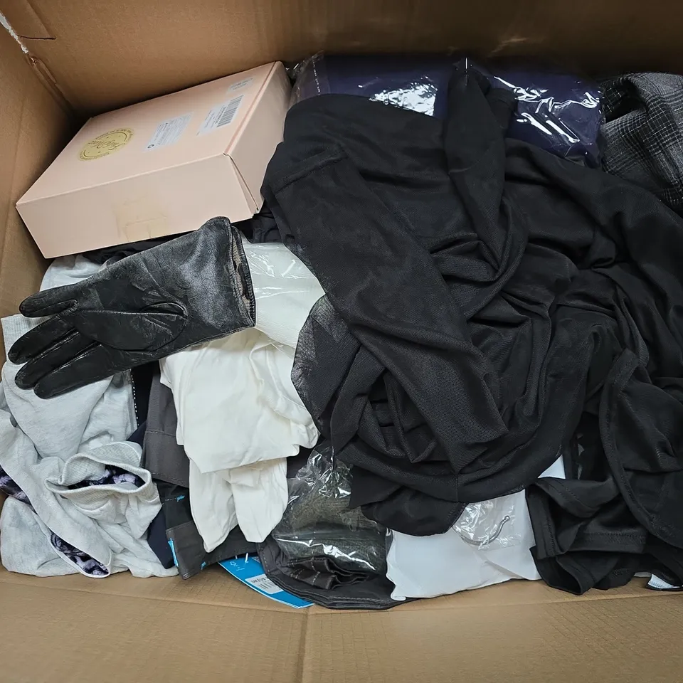 APPROXIMATELY 30 ASSORTED CLOTHING ITEMS IN VARIOUS SIZES, STYLES & COLOURS TO INCLUDE BRANDS SUCH AS +44, JANE NORMAN, MISSY EMPIRE, ETC - COLLECTION ONLY