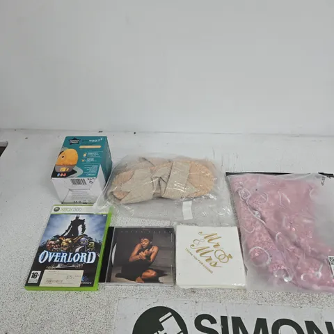 BOX OF APPROXIMATELY 15 ASSORTED ITEMS INCLUDING MR & MRS NAPKINS, A PINK SEQUIN SKIRT AND SOME SANDALS