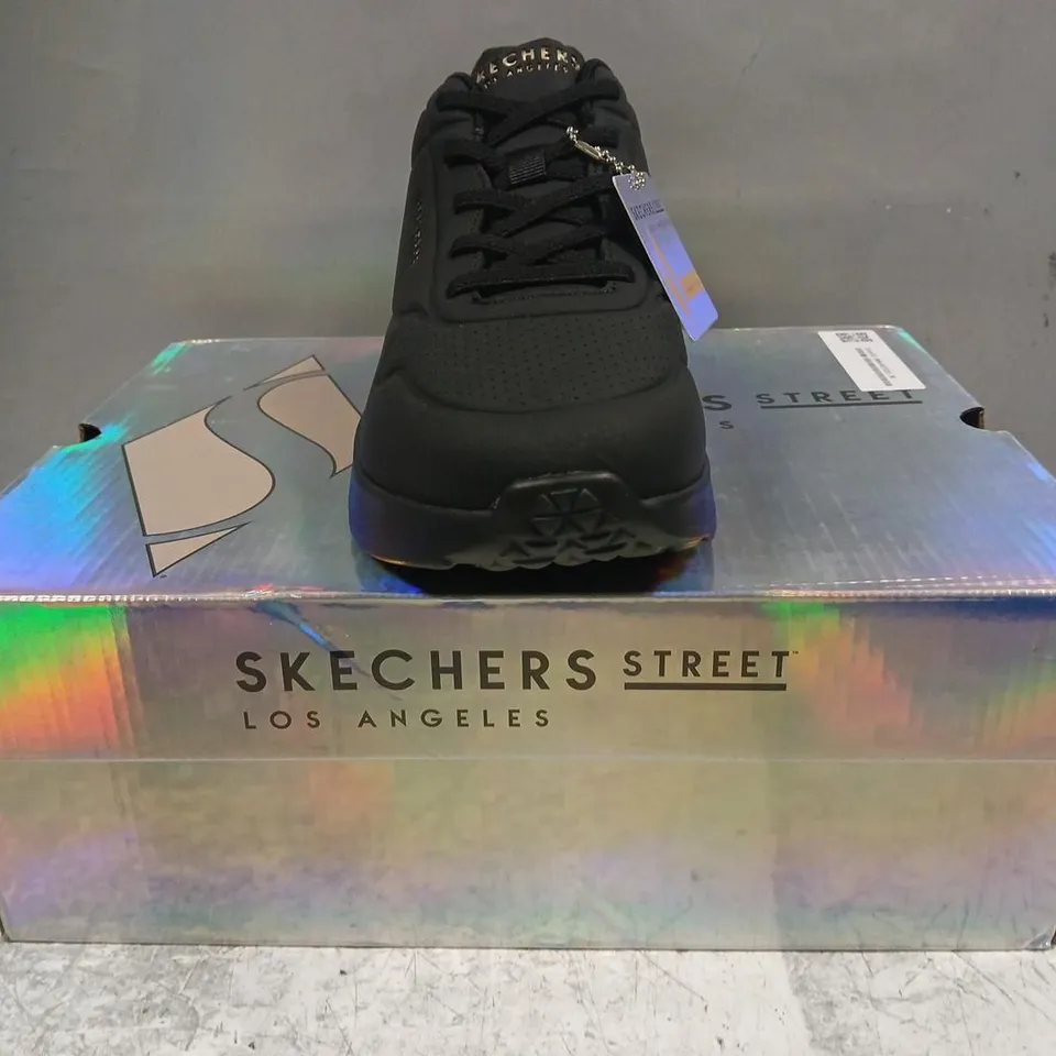 BOXED PAIR OF SKECHERS MEMORY FOAM TRAINERS IN BLACK SIZE UK 7