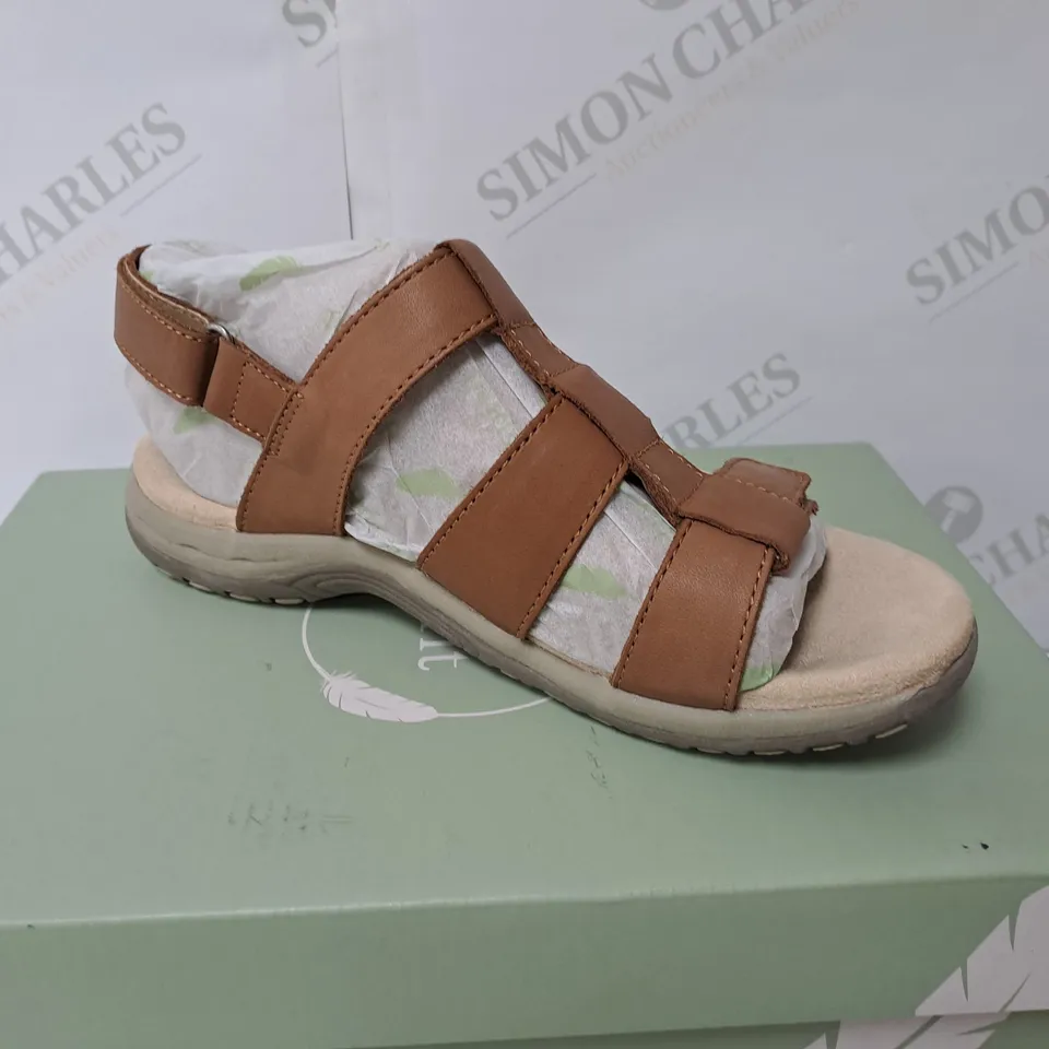 BOXED PAIR OF FREE SPIRIT LEATHER MANMADE SANDALDS // SIZE: 4 UK