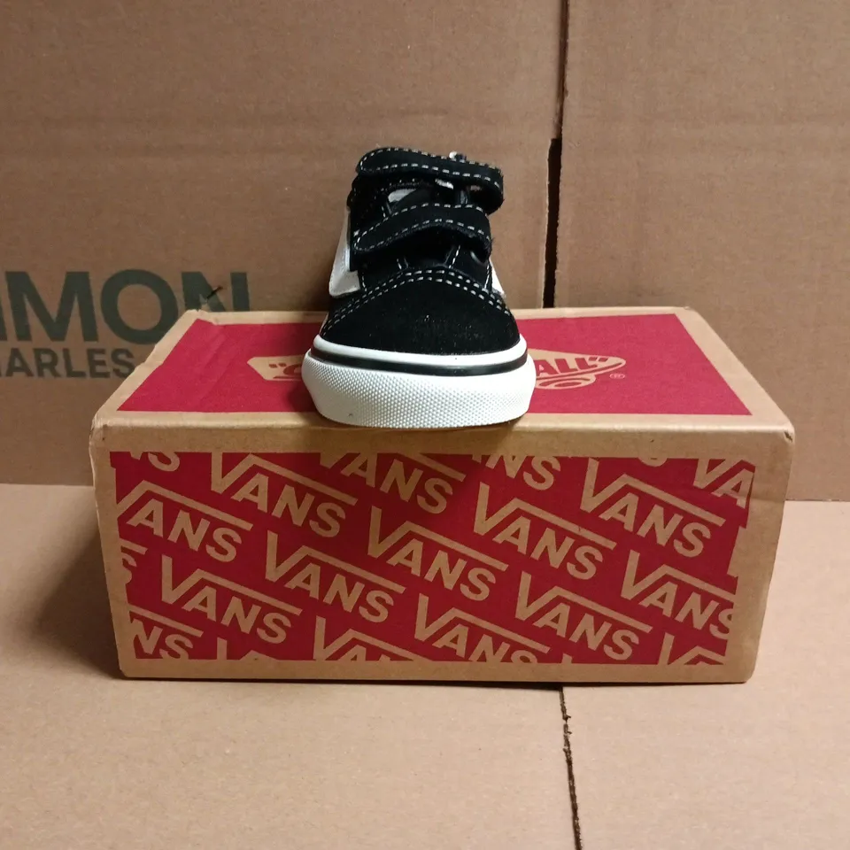 BOXED PAIR OF VANS KID'S OLD SKOOL V SHOES IN BLACK/WHITE SIZE UK 6
