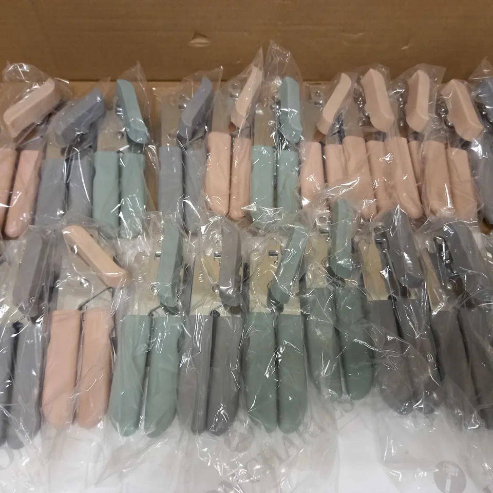 LOT OF APPROX 20 CAN/TIN OPENERS IN ASSORTED COLOURS OF PINK, BLUE AND GREY
